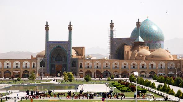 Любой, кто знает внушительную иранскую площадь Накш-э-Джахан в Исфахане, объект всемирного наследия ЮНЕСКО, вряд ли может согласиться с его утверждением о том, что мусульмане ничего не знают «о городском планировании с осями и в общественных местах»