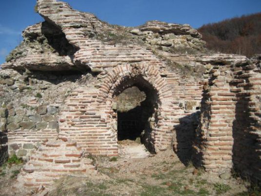 К югу от крепости сохранились остатки старых сооружений, вероятно, оборонительных сооружений, диаметром 30 метров и толщиной стены 2 метра
