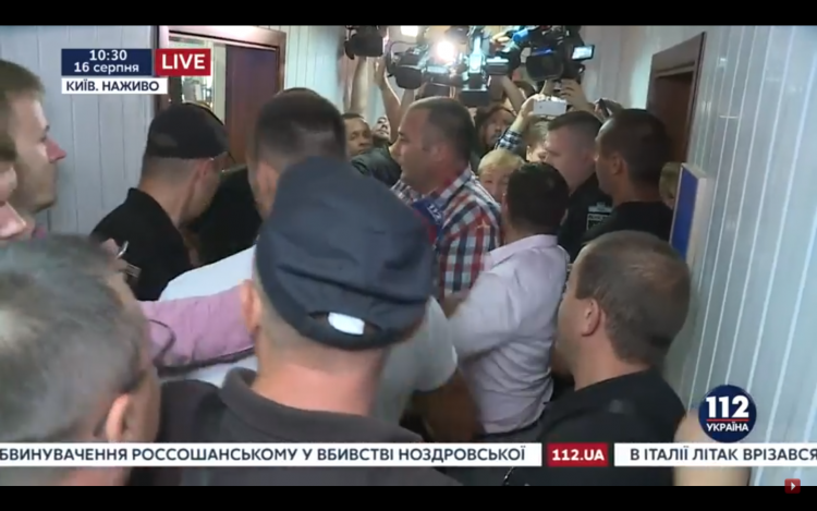 Защитники Януковича пытались не допустить в зал нового государственного адвоката подсудимого Юрия Рябовола, а полиция пыталась оттеснить их, в частности, Сердюка