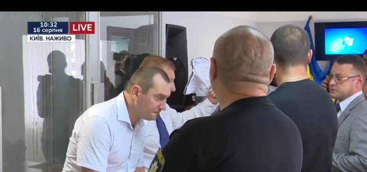 Во время схватки адвокату Януковича смяли документы, которые он впоследствии продемонстрировал в зале суда