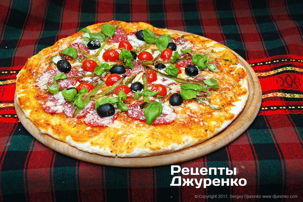 Пицца с салями «Дьябола» с моцареллой, острым перцем, томатами, базиликом и черными оливками