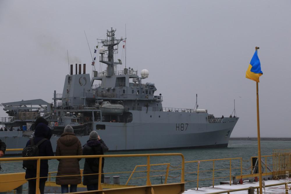 По словам Уильямсона, по этим кораблем последуют другие военные корабли в рамках более постоянного присутствия Великобритании