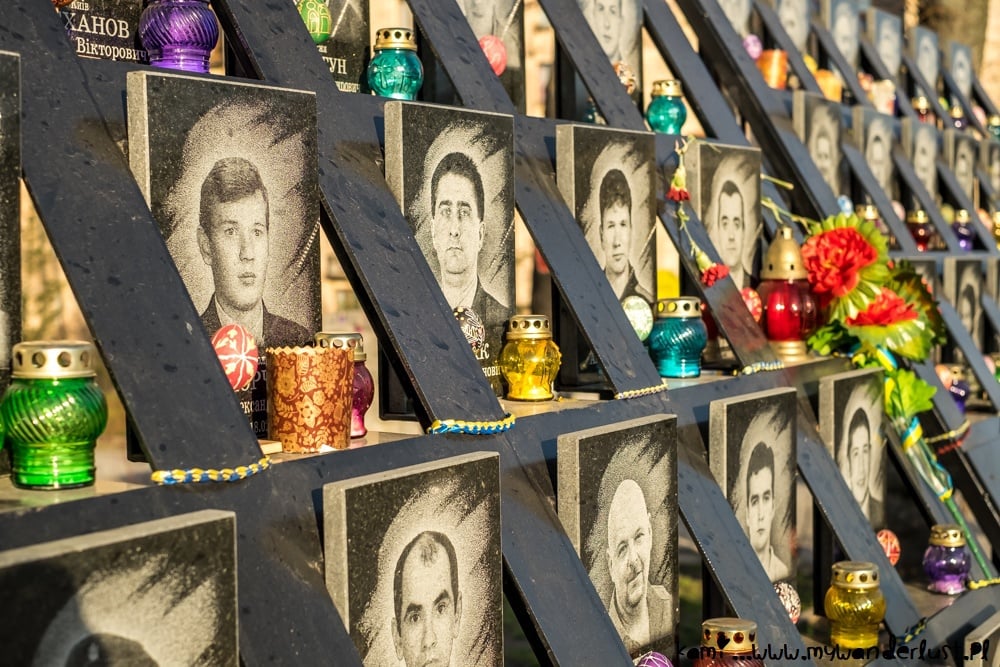 Возможно, вы помните тревожные фотографии из центра Киева несколько лет назад, когда   революция захватила улицы, а президент Виктор Янукович подал в отставку   ,  Остатки этих трагических событий еще можно увидеть на улицах Киева, особенно в районе Майдана Незалежности, где выставлены фотографии погибших
